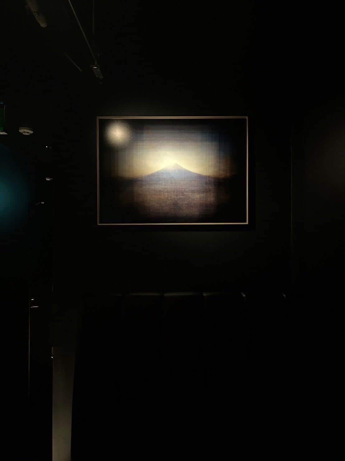 灯りに照らされた、富士山の額装作品