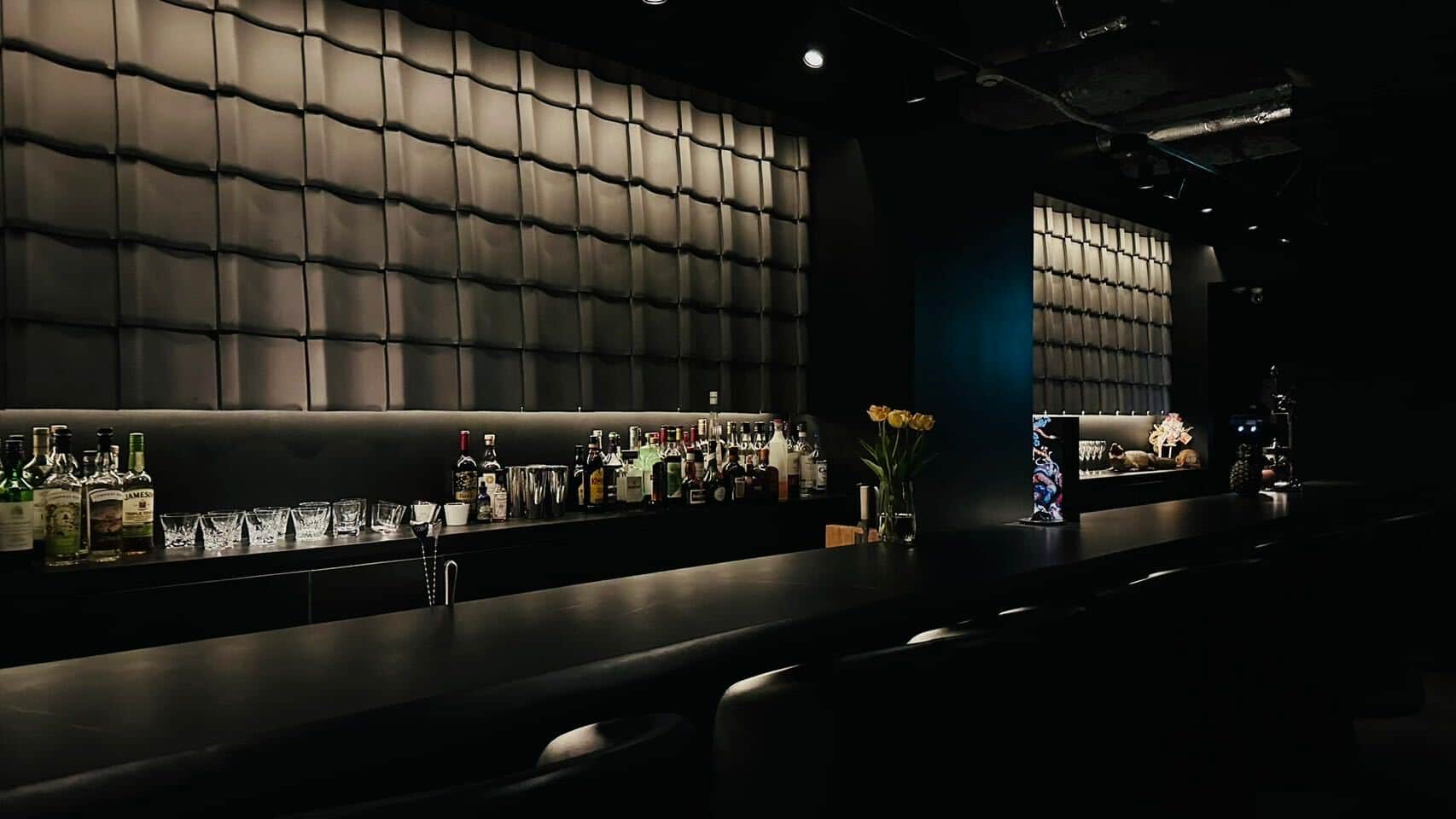 Bar Relit のカウンターと、灯りに照らされたバックバー