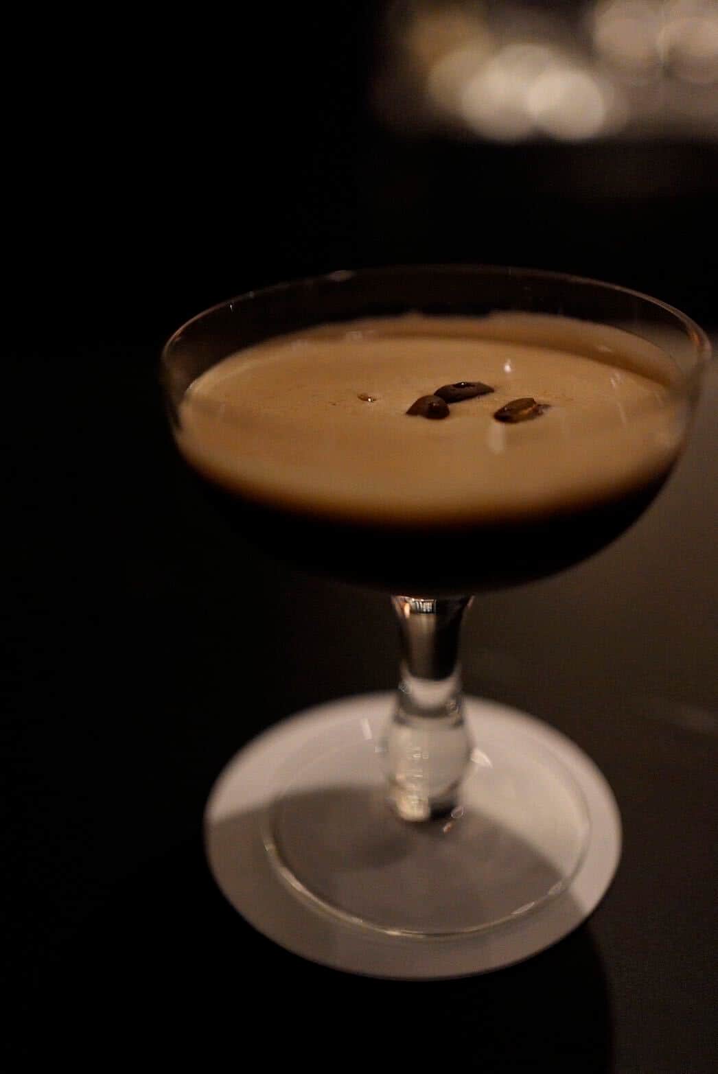 コーヒー豆を浮かべた、クープグラスのモカマティーニ